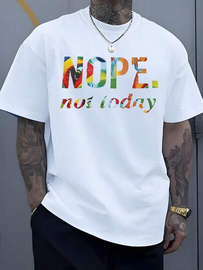 La frase NOPE not today con letras vibrantes y fluidas multicolores evoca una actitud independiente y relajada un rechazo sutil a las demandas del día a día reflejando una personalidad única que valora la libertad y la comodidad camiseta de hombre 220g
