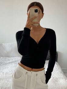 Livesso Camiseta de manga larga con cuello en V, media abotonadura y bajo curvo, ajustada para mujer