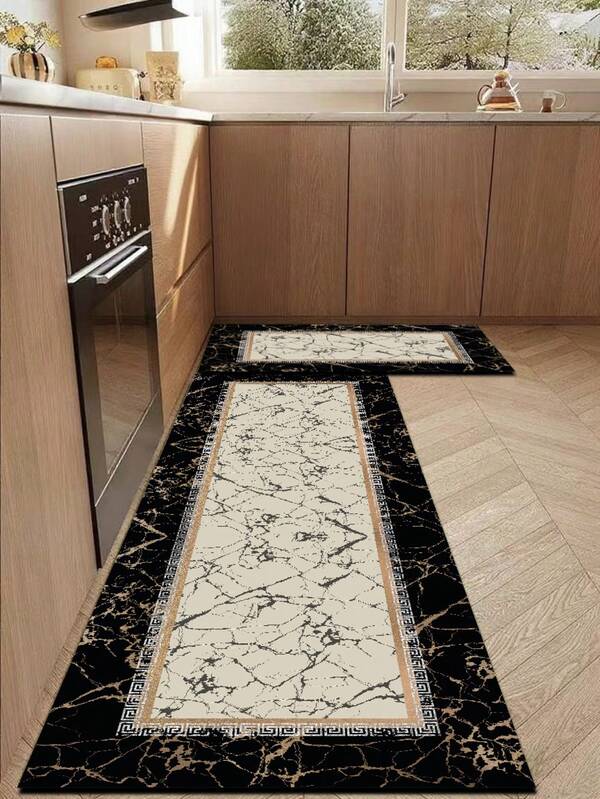 Tapete de cozinha de sílica gel com padrão de textura de mármore. A parte principal do tapete tem base bege com textura de veios pretos, proporcionando um toque de mármore; a borda tem base preta com linhas e padrões dourados decorativos, conferindo um estilo geral refinado.