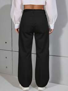 بنطلون فضفاض بجيوب كارجو وخصر مربوط بشكل مرن وعملي