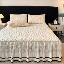 3 piezas Nuevo conjunto de falda de cama de terciopelo de estilo europeo para otoño/invierno, unicolor simple con bordado de encaje, suave y cómodo, cálido y transpirable, cubierta protectora contra el polvo, juego de sábana ajustada antideslizante, adecuado para dormitorio, habitación de invitados, hotel, 1 falda de cama + 2 fundas de almohada (sin relleno de almohada), proporciona una sensación suave en la piel