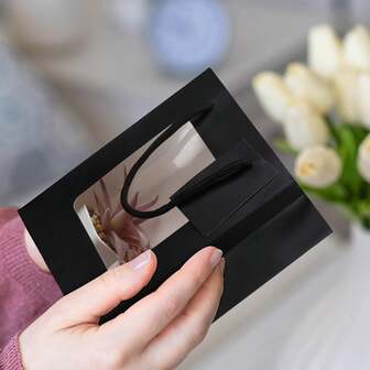 带透明窗口的小型纸质礼品袋，配有手柄和礼品标签，纸质手提购物袋，适用于婚礼和情人节礼品袋