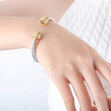 1 件不锈钢绳状手链，镶有 12 颗诞生石和锆石，适合女性