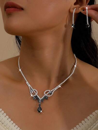 قلادتان للنساء، قلادة بتعليقة من الراين ذات تصميم أنيق، قلادة بسيطة وقابلة للتعديل، مناسبة للارتداء اليومي، والمجوهرات العرسية، وإكسسوارات الفستان، والملابس الاحتفالية، والهدايا التذكارية، وما إلى ذلك.