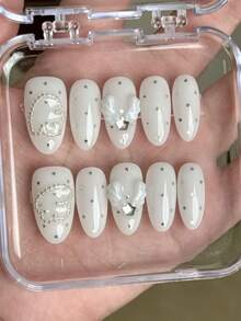 新品 10片手工杏仁形穿戴甲，極簡純色奶白色系，3D天使之翼、銀色星星亮片與方形水晶、銀色珠心框架，附贈美甲工具組 - 白色 - 查看 1