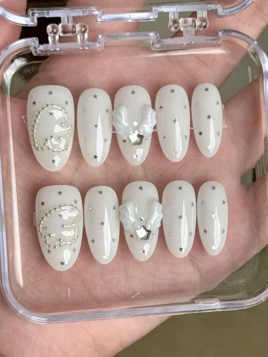 新品 10片手工杏仁形穿戴甲,極簡純色奶白色系,3D天使之翼、銀色星星亮片與方形水晶、銀色珠心框架,附贈美甲工具組 - 白色 - 查看 1