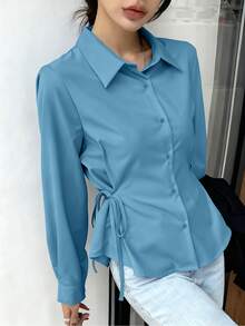 Blusa de mujer de moda con mangas largas y cuello elegante, adornada con cordones laterales y cierre delantero con botones