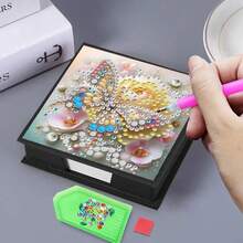 1 件 5D 钻石画套件 - 书签盒收纳盒,特殊形状水晶水钻彩色蝴蝶和蜜蜂图案,DIY 钻石马赛克备忘录夹,适用于办公室,手工艺术品,理想的商务礼物,附带 150 张书签纸 - 彩色 - 查看 9