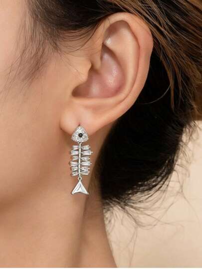 1 par de pendientes de espina de pescado versátiles y de moda, pendientes con diseño de animal único para uso diario de las mujeres