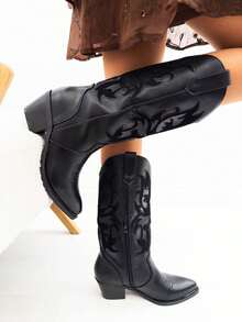 STYLEE FOOTWEAR Damen-Cowboystiefel mit dekorativer Stickerei und mittelhohem Absatz, elegantes High-Top-Western-Design mit spitzer Zehenpartie, moderner und bequemer Stil, ideal zum Kombinieren mit Kleidern, Röcken oder Jeans im Herbst und Winter. Voraussichtliche Lieferung: 1-3 Werktage (Halbinsel) Cowboy Embroidery Holidays - Schwarz - Übersicht 1