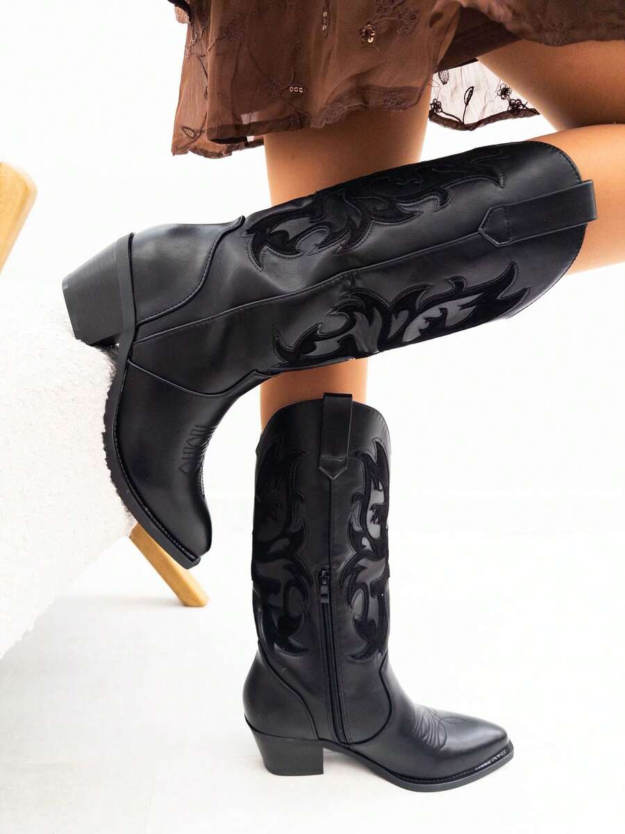 STYLEE FOOTWEAR Damen-Cowboystiefel mit dekorativer Stickerei und mittelhohem Absatz, elegantes High-Top-Western-Design mit spitzer Zehenpartie, moderner und bequemer Stil, ideal zum Kombinieren mit Kleidern, Röcken oder Jeans im Herbst und Winter. Voraussichtliche Lieferung: 1-3 Werktage (Halbinsel) Cowboy Embroidery Holidays - Schwarz - Übersicht 1