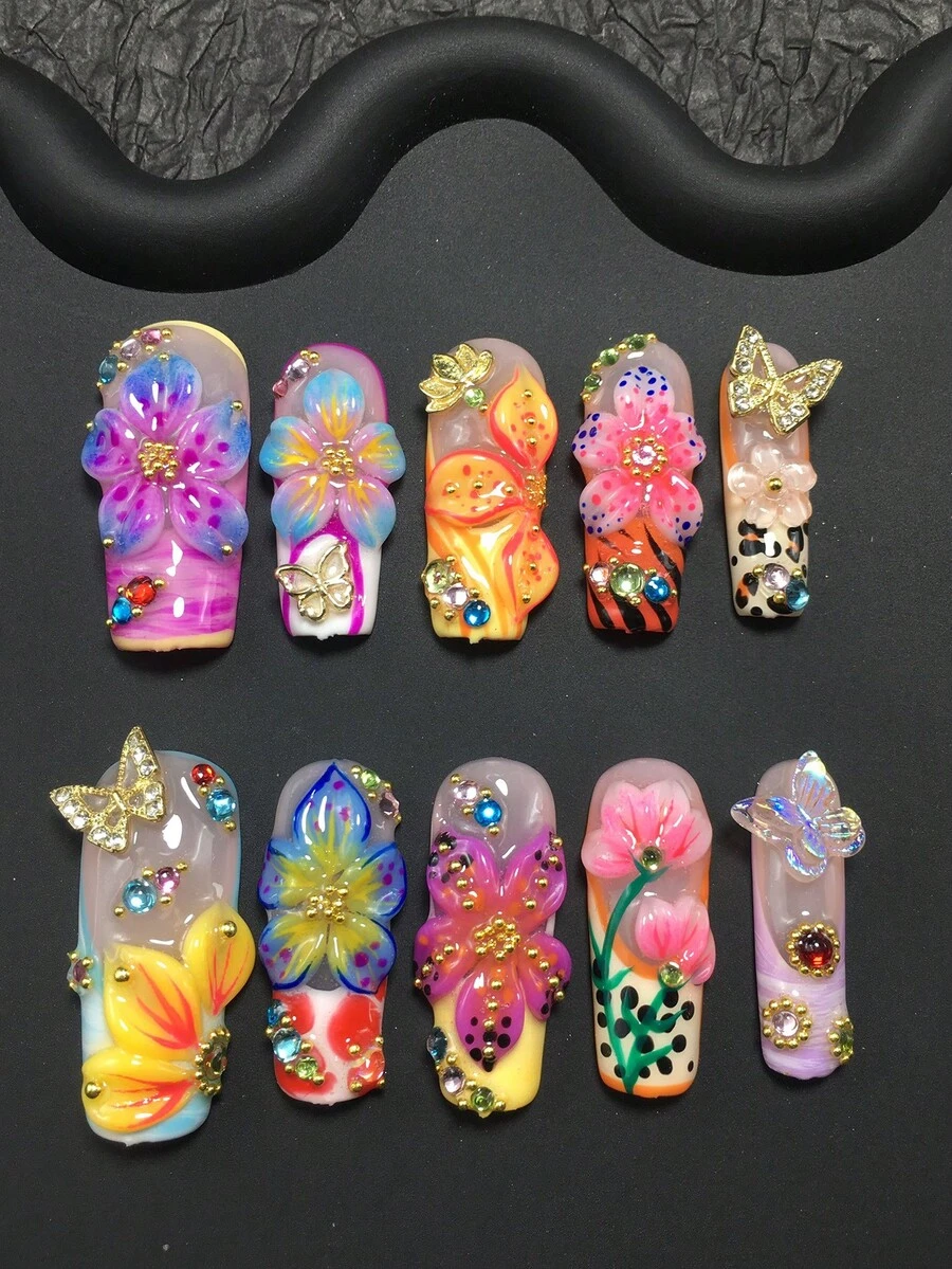 10片装方形假指甲套装 - 手工制作。采用三维手工雕刻工艺，打造花朵、蝴蝶等立体装饰，属于“可爱美甲”风格。美甲用品 手工按压式假指甲 - 彩色 - 查看 1