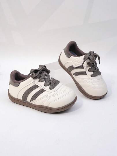 1双女童运动鞋，紫色条纹装饰，PU皮革材质，舒适易走，圆头低帮，系带设计，平底款式，清新休闲风板鞋，适合春秋季日常上学、出行