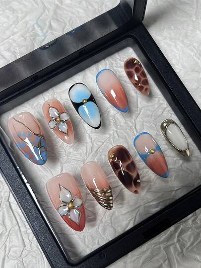 10 Stücke Gothic-Stil Mandel-Handpressnägel, rot-braun verlaufend, blau-braun gemaltes Schildpattmuster, 3D Goldchrom Blumendekor Handgefertigte Kunstnägel, geeignet für Mädchen und Frauen im Herbst und Winter, Halloween, Weihnachten, Silvester Nageldekoration