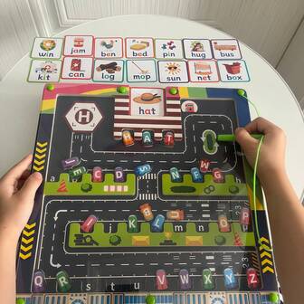 1套盒装木制英文字母拼写匹配迷宫，飞机形迷宫停车，26个英文字母识别，手眼协调锻炼，逻辑思维，亲子互动，益智玩具，包含1个飞机迷宫，1支描图笔，15张双面拼图卡，适合圣诞节，万圣节，复活节，返校，男孩和女孩的理想生日礼物