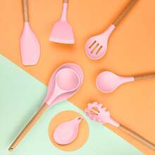 HALMAN 34 Piezas/Set, Juego de utensilios de cocina de silicona,  Utensilios de Cocina de Silicona y Madera,Juego de utensilios de cocina, Juego de utensilios de cocina segur, Juego de utensilios de cocina antiadherentes con mangos de madera, Utensilios de cocina modernos lavables, Suministros de cocina, Herramientas de cocina, Artículos esenciales de cocina, Utensilios de Ailicona Antiadherente para Cocina con Cubeta de Almacenamiento, Resistente al Calor, para Cocinar, El juego de utensilios de cocina incluye 1 espátula densa, 1 espátula para ollas, 1 espátula ranurada, 1 agarre para espagueti, 1 cuchara ranurada, 1 cuchara densa, 1 cuchara sopera, 1 raspador plano ,1 raspador, 1 cepillo para aceite, 1 batidor de huevos, 1 clip para alimentos, 1 cubo de almacenamiento, 1 alfombrilla de cocina, 6 cucharas medidoras, 5 tazas medidoras, 10 ganchos, Adecuado para amigos a los que les gusta cocinar, regalos de Navidad, Halloween, novias o madres. - Rosa - Ver 5