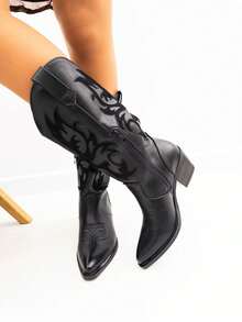 STYLEE FOOTWEAR Damen-Cowboystiefel mit dekorativer Stickerei und mittelhohem Absatz, elegantes High-Top-Western-Design mit spitzer Zehenpartie, moderner und bequemer Stil, ideal zum Kombinieren mit Kleidern, Röcken oder Jeans im Herbst und Winter. Voraussichtliche Lieferung: 1-3 Werktage (Halbinsel) Cowboy Embroidery Holidays - Schwarz - Übersicht 5