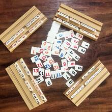 拉米方块游戏，含4个木制支架/托盘，104个大方块（1.49英寸*1.06英寸/3.8厘米*2.7厘米），经典家庭桌游，成人休闲派对游戏，电子游戏卡牌，桌游玩具，适合成人朋友聚会、旅行派对等场合，益智解闷。 - 彩色 - 查看 4