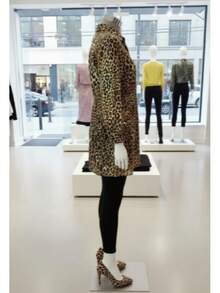 Blusa larga con estampado de animal print  de leopardo en tonos marrón beige y negro. | Blusa larga animal print, corte de camisa o camisero con cuello clásico, abotonadura frontal y manga larga, el largo es tipo túnica, cubriendo la cadera o llegando a la mitad del muslo, tejido ligero y fluido en poliéster, ideal para un ajuste cómodo. - Animal Print - Ver 2
