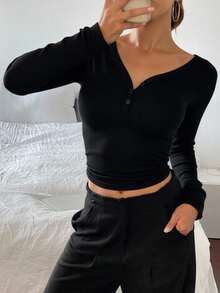 Livesso Camiseta de manga larga con cuello en V, media abotonadura y bajo curvo, ajustada para mujer