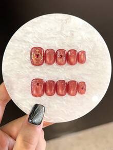 10 Stücke hochwertige und luxuriöse handgefertigte tragbare Nägel mit großen roten Katzenauge-Sternen und Sonnenblumen-Aufklebern. Die gepressten Nägel sind für Frauen, Mädchen und Studenten für den täglichen Gebrauch geeignet. Es sind quadratische Nägel für Partys, Feiern und Einkaufen, die weiß und elegant aussehen. Die kurzen Nägel kommen mit Gelee-Kleber und Reibestreifen als Geschenke.