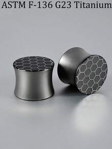 1 par de túneles y tapones para las orejas con patrón de panal, de aleación de titanio F-136, con forma redonda y ensanchada, expansión del calibre de la oreja, joyería de perforación resistente, pendientes de silla de montar, joyería unisex de estilo punk simple para uso diario