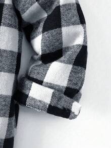 年輕男孩經典街頭風格黑白格紋長袖襯衫，休閒