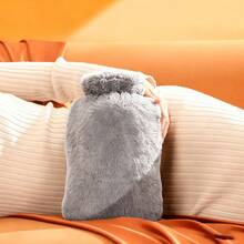 1个可爱毛绒热水袋，可用于暖胃和暖手，适合女学生使用