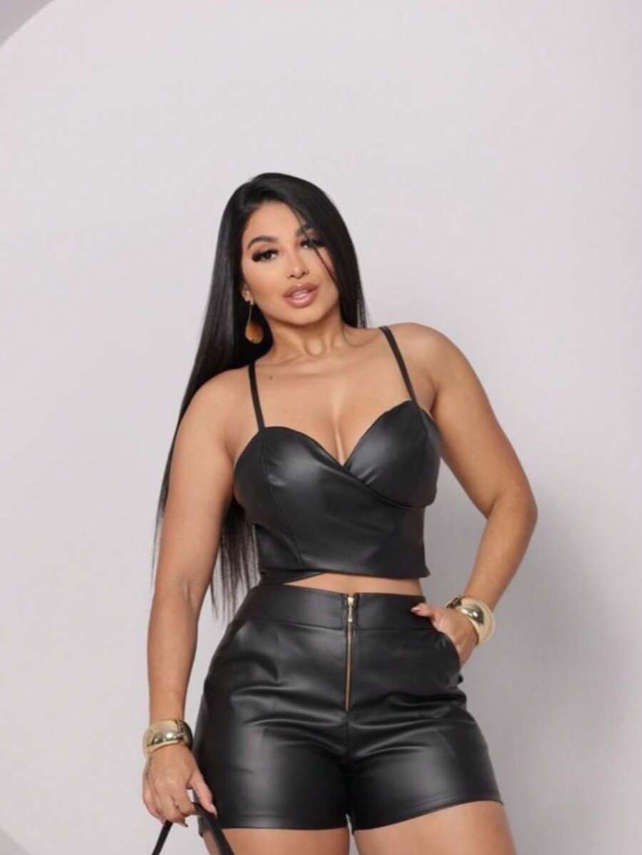 Short Couro Fake Feminino Zíper Frontal Cós Alto Biker Preto Fashionista Sexy