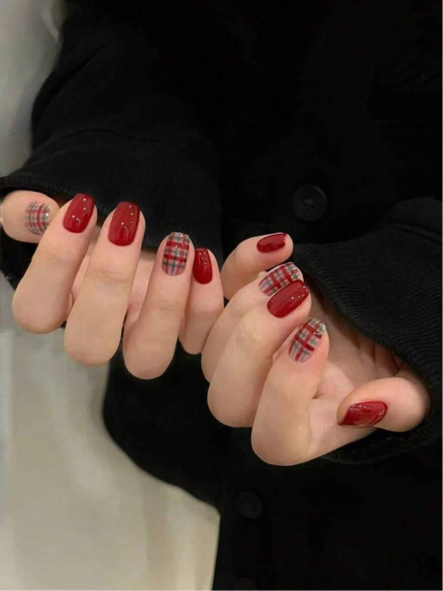 24 pezzi Unghie finte corte stile europeo, unghie indossabili per Natale con Babbo Natale, omino di pan di zenzero, albero di Natale, fiocchi di neve e glitter, finitura lucida e forma quadrata, set di unghie staccabili con copertura completa, adatte per feste, balli e uso quotidiano.