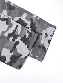 1条休闲宽松迷彩多口袋直筒工装裤，适合青少年男孩，多功能，适合户外运动，春夏秋冬皆宜。