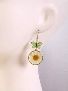 1 pereche cu pandantiv rotund din rășină naturală cu flori uscate și cercei vintage cu fluture din sticlă, cercei versatili de înaltă calitate cu flori albe, pentru purtare zilnică, vacanțe și cadouri. Mică diferență între florile uscate reale și imagini.