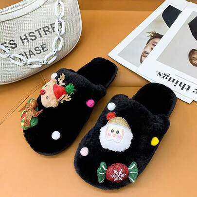 Mignonnes pantoufles en coton à thème de Noël, avec des éléments brodés de dessins animés (Père Noël, renne, sapin de Noël, etc.) sur la partie supérieure veloutée, douces et agréables pour la peau ; doublées de molleton de coton confortable, semelle antidérapante. Riches en couleurs et pleines de l'atmosphère des fêtes, conviennent pour le port décontracté à la maison (créant une ambiance chaleureuse) et font également de merveilleux cadeaux de Noël (transmettant des vœux chaleureux).