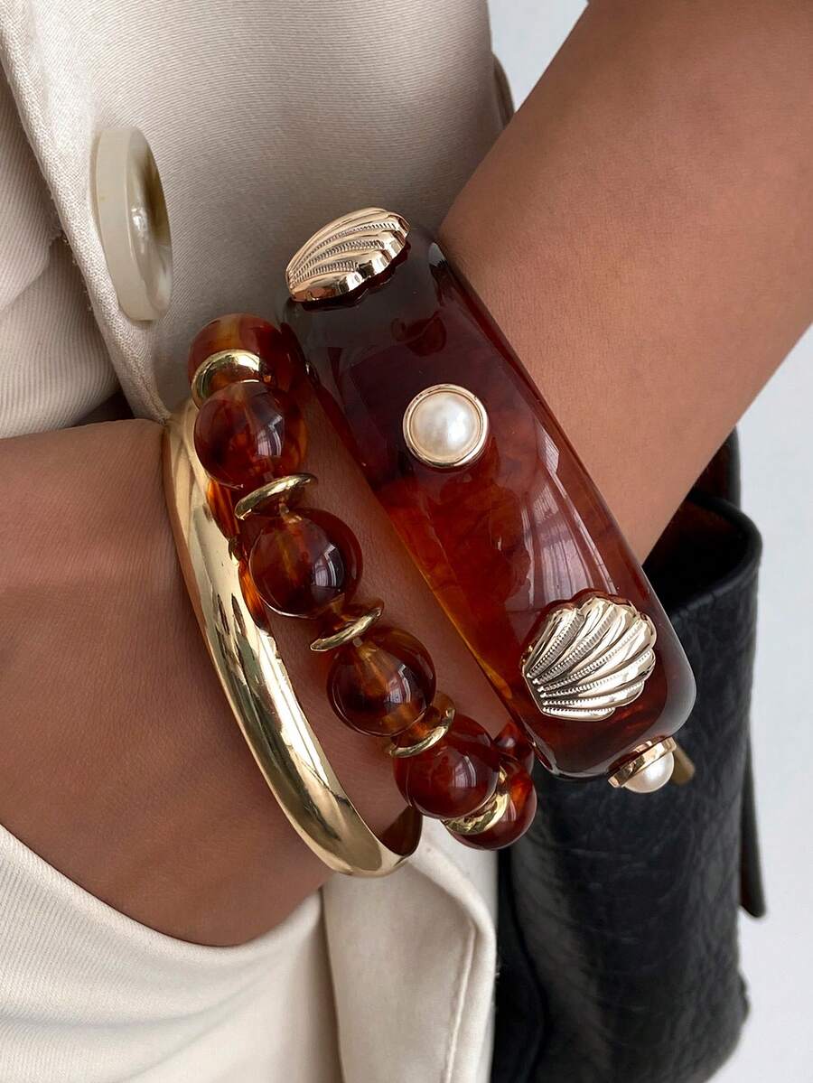 Set de 3 piezas de pulseras de metal con arco geométrico, perlas falsas y conchas, de estilo bohemio. Pulseras elegantes y lujosas para uso diario, casual o de fiesta, como regalo de joyería para mujeres.