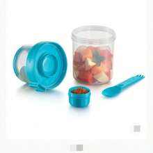Vaso dúo para llevar tu desayuno.Doble contenedor de dos tamaños (400 ml y 250 ml), manten tus alimentos frescos y organizados. Ideal para llevar a la escuela, trabajo o de viaje gracias a su asa para trasladar fácilmente. Cubierto incluído. Cero derrames. libre de BPA  Especificaciones  Polipropileno y Silicón. Capacidad: 650 ml (400 y 250 ml). D. 10 x 17 cm. Incluye cubierto y contenedor de aderezo de 30 ml. - Azul - Ver 2