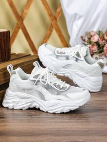 这款男士厚底运动鞋采用白灰撞色设计，低帮厚底设计，既舒适又时尚。简约的网眼鞋面更添几分格调。它非常适合户外活动、工作和旅行，也是圣诞节和新年送礼的绝佳选择。 - 白灰 - 查看 6