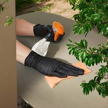 Opakowanie 100/50 sztuk rękawiczek nitrylowych, rękawice nitrylowe do użytku domowego, odpowiednie do sprzątania domu, sprzątania kuchni, kąpieli zwierząt, farbowania włosów, salonów kosmetycznych, tekstura antypoślizgowa, do środków czystości do użytku domowego, pielęgnacji samochodu, na Walentynki, Wielkanoc, Święto Dziękczynienia, Dzień Matki, Dzień Ojca, nadają się do kuchni, dystrybucji, kubków, talerzy, tac, murali, malowideł ściennych, malowania zdjęć, sprzątania, świec, dekoracji świątecznych (pakowane w torebki). - Czarne - Zobacz 10