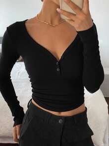 Livesso Camiseta de manga larga con cuello en V, media abotonadura y bajo curvo, ajustada para mujer