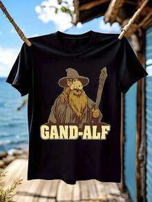 Camiseta Negra con Ilustración Divertida de Personaje Cerdo al Estilo Gandalf - Manga Corta de Algodón Suave, Perfecta para Playa con Fondo de Mar Azul, Ideal para Regalo de Verano y Fans de Cultura Pop - Negro - Ver 1