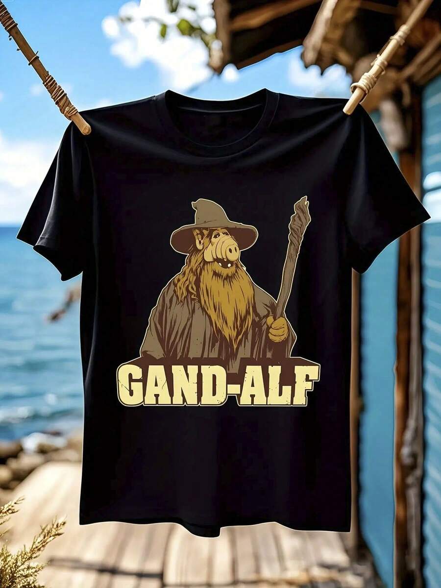 Camiseta Negra con Ilustración Divertida de Personaje Cerdo al Estilo Gandalf - Manga Corta de Algodón Suave, Perfecta para Playa con Fondo de Mar Azul, Ideal para Regalo de Verano y Fans de Cultura Pop - Negro - Ver 1