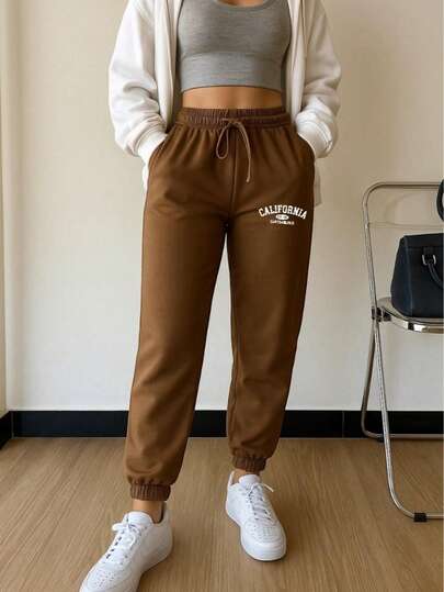 jogger mujer  pants deportivos dama conjunto deportivo gris  pantalón con puño en el tobillo ropa cómoda para gimnasio  outfit casual femenino  look deportivo urbano