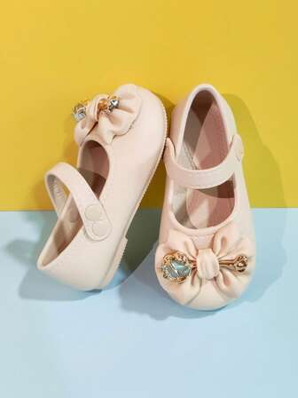 1 双女童休闲纯色蝴蝶装饰平底鞋，舒适防滑轻便，适合秋冬户外穿着