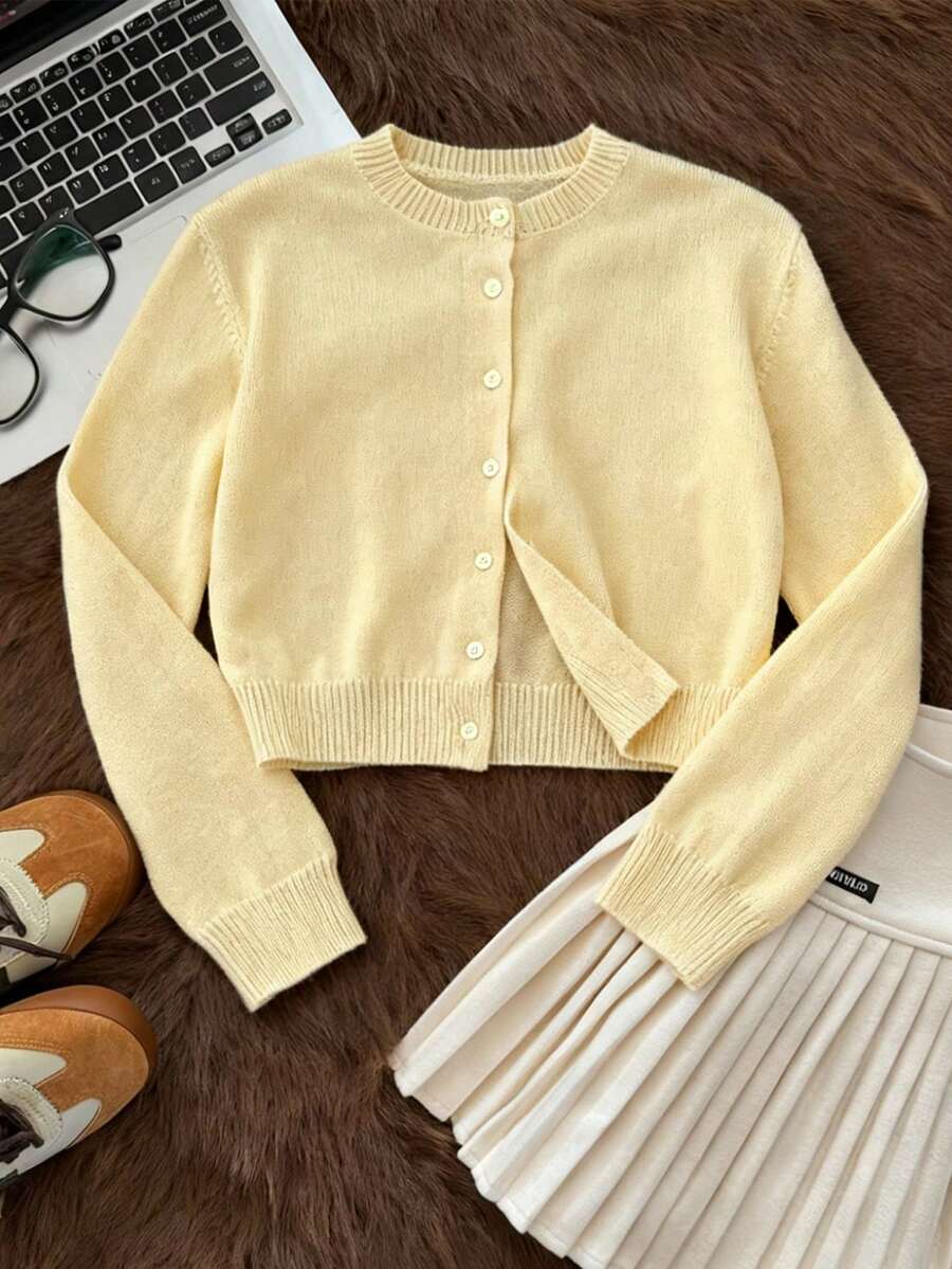 SHEIN Cardigan feminino casual, cor sólida, gola redonda, manga comprida, solto, curto, confortável e aconchegante, chique, para o dia a dia, blusa amarelo-manteiga no estilo retrô preppy outono/inverno, estilo tradicional, estilo celeiro, cardigan essencial para o outono, passeio diário, reunião de irmãs, casa casual, confortável, simples e quente, roupa para aeroporto - Amarelo Mustarda - Ver 1