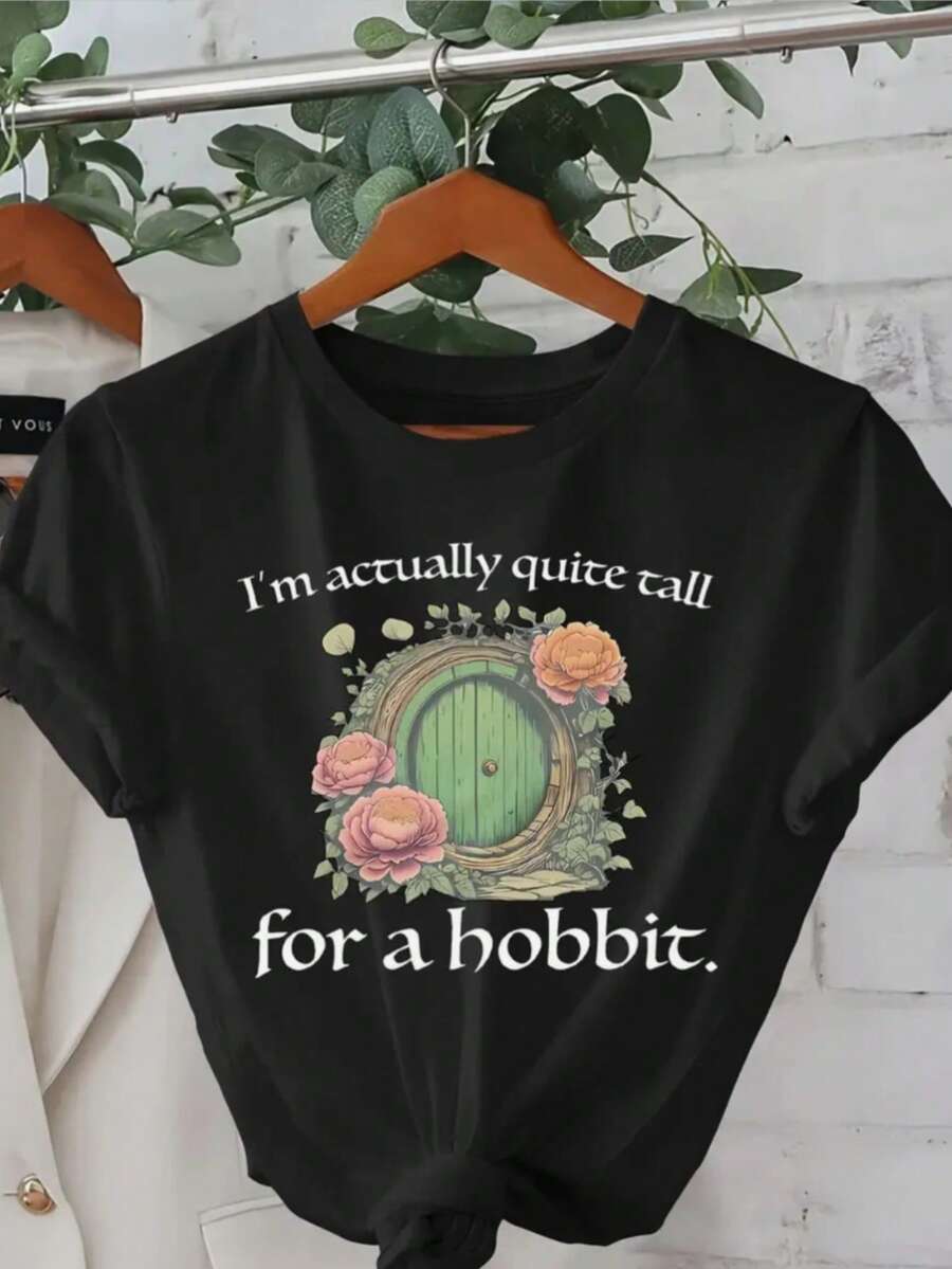 1pc Hobbit House & Floral Print Women'S T-Shirt - I'm Actually Quite Tall For A Hobbit Graphic, Casual Short Sleeve Tee, Breathable & Comfortable, Perfect For Daily Wear Or Gift, All-Season Fashion, Casual Wear Tee  Playful Graphic Tee  Comfortable Fit - 黑色 - 查看 1