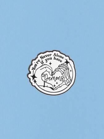 1 pieza Insignia punk de blanco y negro con mano de esqueleto y corazón, pin decorativo para mochila