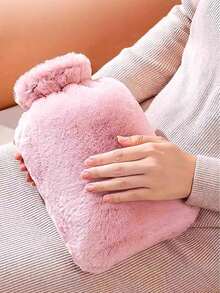 1个可爱毛绒热水袋，可用于暖胃和暖手，适合女学生使用