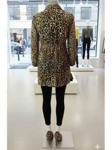 Blusa larga con estampado de animal print  de leopardo en tonos marrón beige y negro. | Blusa larga animal print, corte de camisa o camisero con cuello clásico, abotonadura frontal y manga larga, el largo es tipo túnica, cubriendo la cadera o llegando a la mitad del muslo, tejido ligero y fluido en poliéster, ideal para un ajuste cómodo. - Animal Print - Ver 3