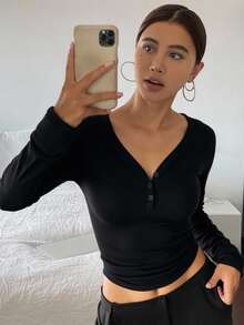 Livesso Camiseta de manga larga con cuello en V, media abotonadura y bajo curvo, ajustada para mujer