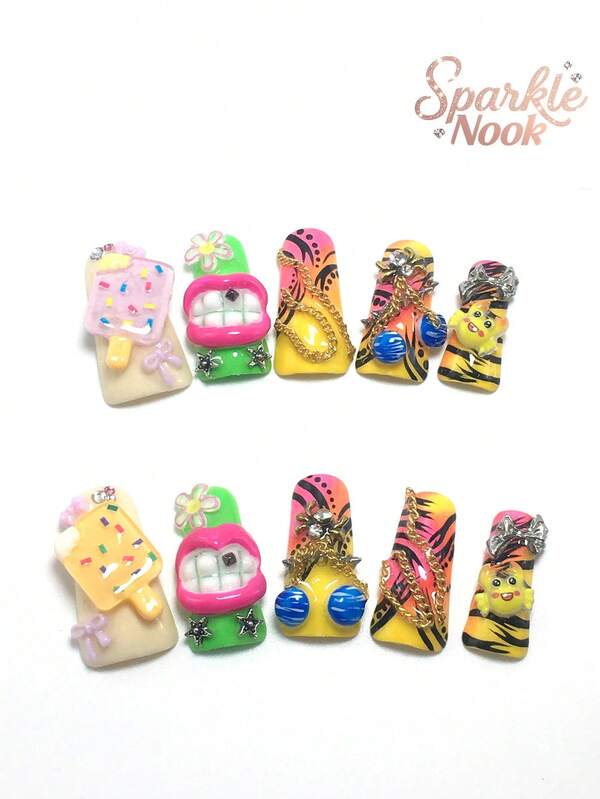 Jeder Set besteht aus 10 Stücke Y2K-Enten-Schnabel-/Trompeten-förmigen handgefertigten Acryl-Panzerplatten, im französischen Stil mit Lippen, Zähnen, Strass und Blütendekorationen entworfen, in verschiedenen Tönen und Nude-Farben erhältlich. 3 Größen zum Anpassen, geeignet für Partys, Tänze und den täglichen Gebrauch, inklusive Nagel-Set, ideal als Geschenk für Pressaufsatz-Nägel für Damen und Mädchen.