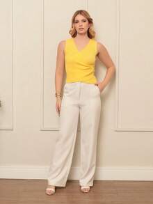 Regata Blusa Cropped Feminino de Malha com Bainha Irregular Decote em V e Frente Cruzada  Sem Mangas - Amarelo - Visão 5